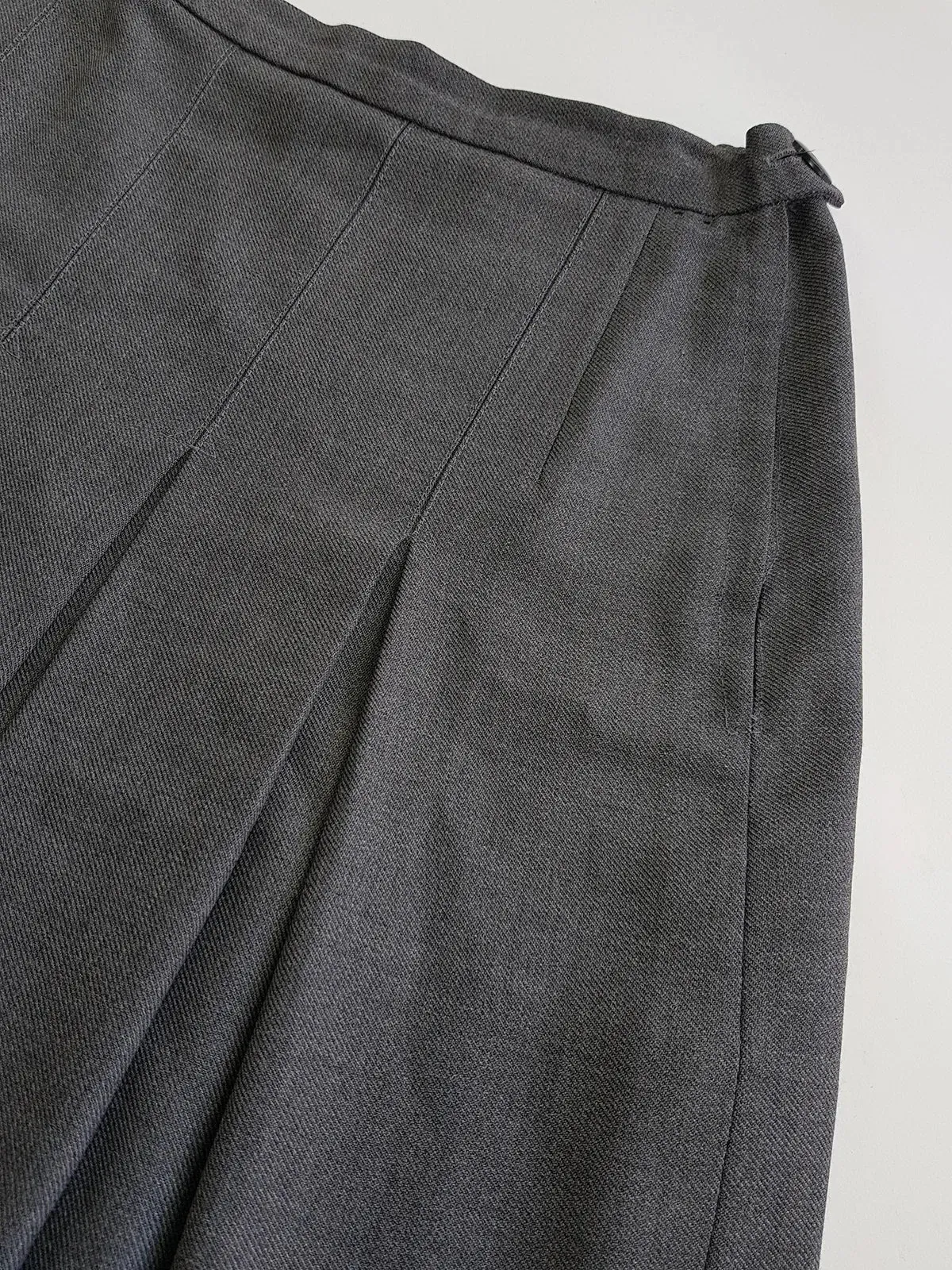 1990s Iconic Preppy School Skirt - High Quality Wool - Office Siren Workwear - Tailored & Pleated Perfectly - Muted Grey - Perfect Shape & Length - Fully Lined