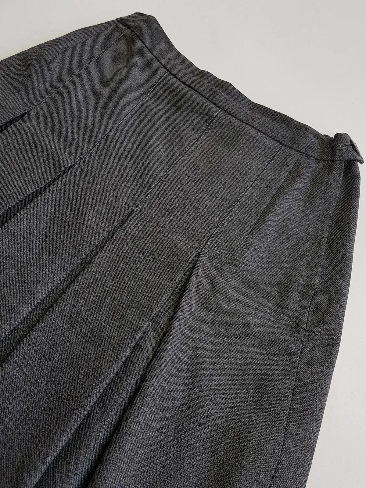 1990s Iconic Preppy School Skirt - High Quality Wool - Office Siren Workwear - Tailored & Pleated Perfectly - Muted Grey - Perfect Shape & Length - Fully Lined