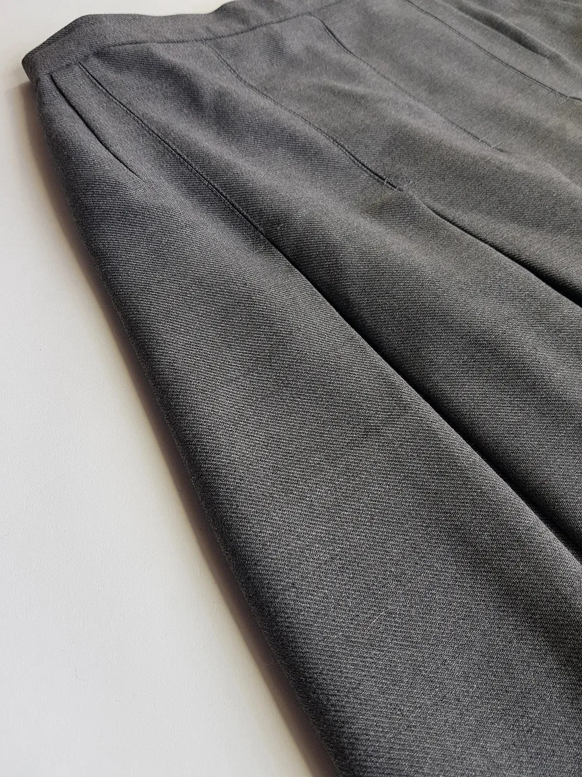 1990s Iconic Preppy School Skirt - High Quality Wool - Office Siren Workwear - Tailored & Pleated Perfectly - Muted Grey - Perfect Shape & Length - Fully Lined