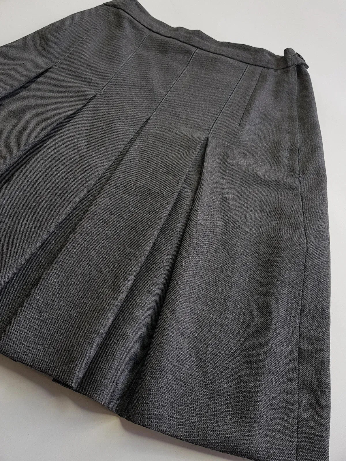 1990s Iconic Preppy School Skirt - High Quality Wool - Office Siren Workwear - Tailored & Pleated Perfectly - Muted Grey - Perfect Shape & Length - Fully Lined