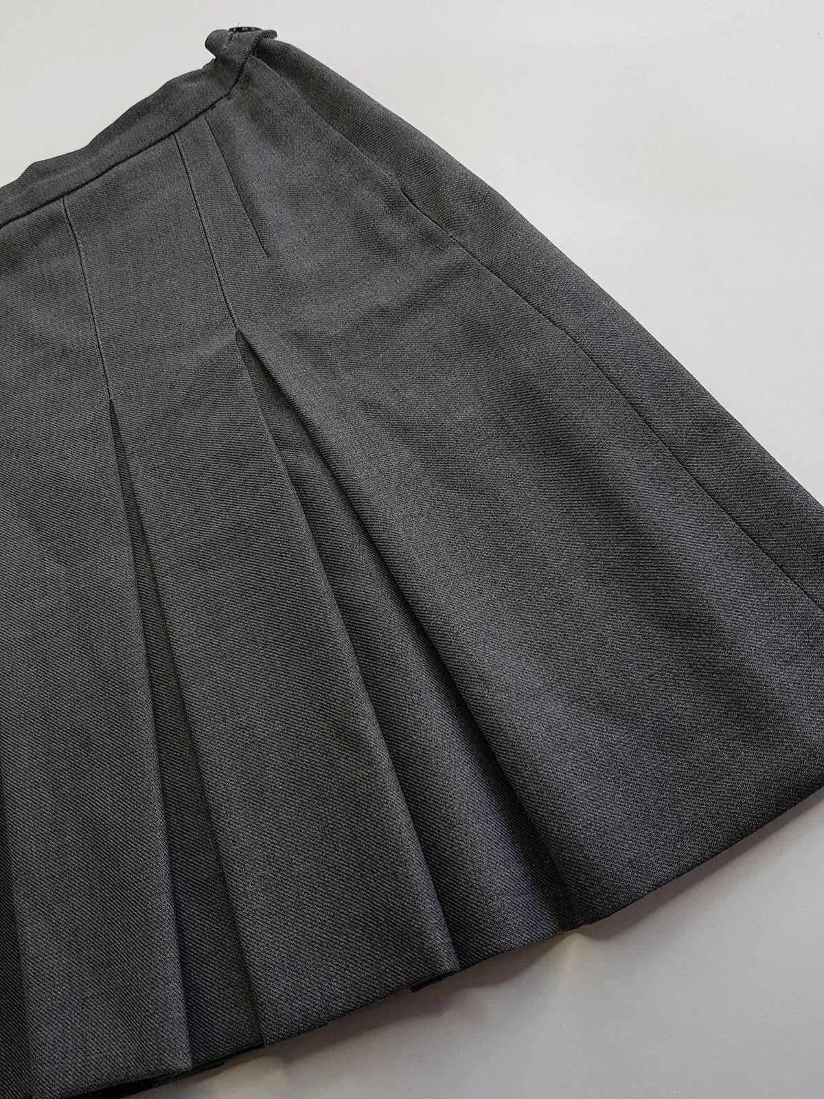 1990s Iconic Preppy School Skirt - High Quality Wool - Office Siren Workwear - Tailored & Pleated Perfectly - Muted Grey - Perfect Shape & Length - Fully Lined